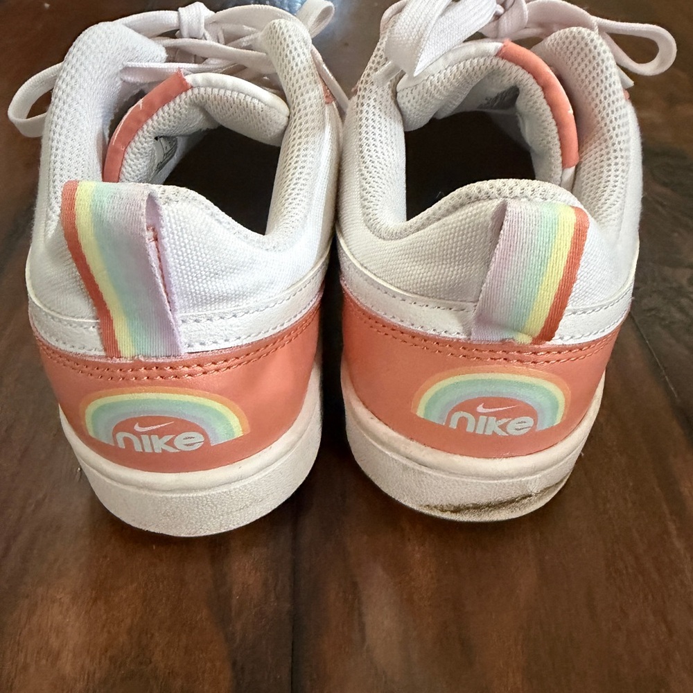 Nike Big Kid's Court Borough. Youth size 6 - Picture 2 of 6